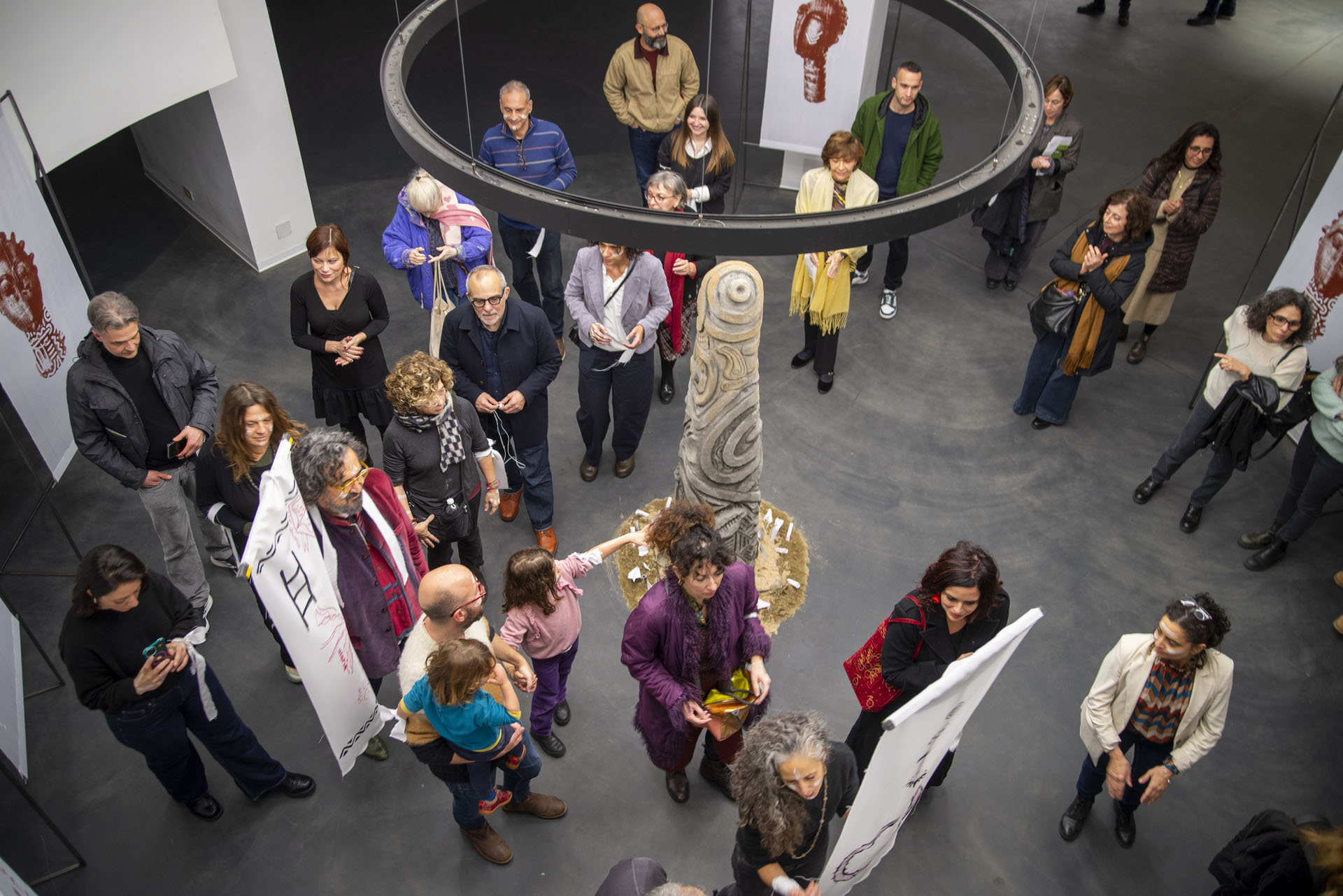 Creation of a monumental concrete totem